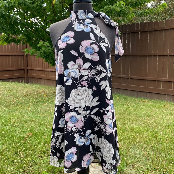 Halter dress with tie at neck - Picture 1 of 4